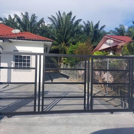 Cempaka Homestay ปาริตราจา ภายนอก รูปภาพ