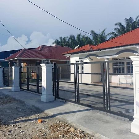 Cempaka Homestay ปาริตราจา ภายนอก รูปภาพ