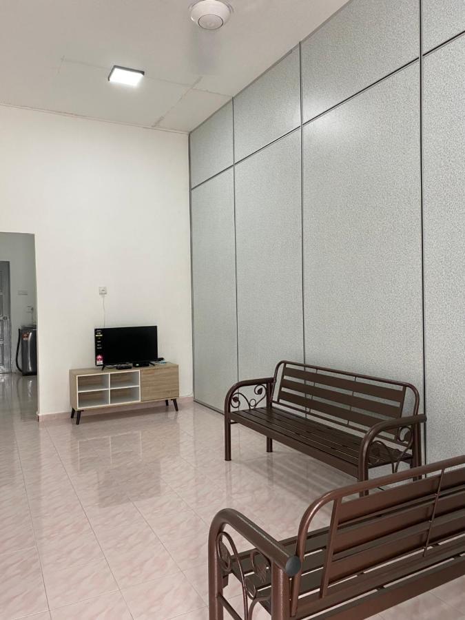 Cempaka Homestay ปาริตราจา ภายนอก รูปภาพ