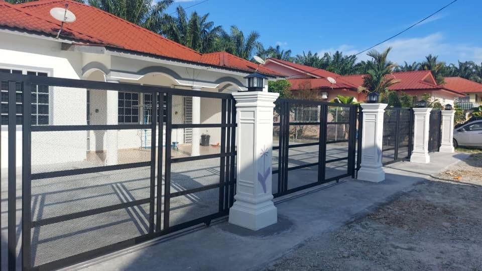Cempaka Homestay ปาริตราจา ภายนอก รูปภาพ