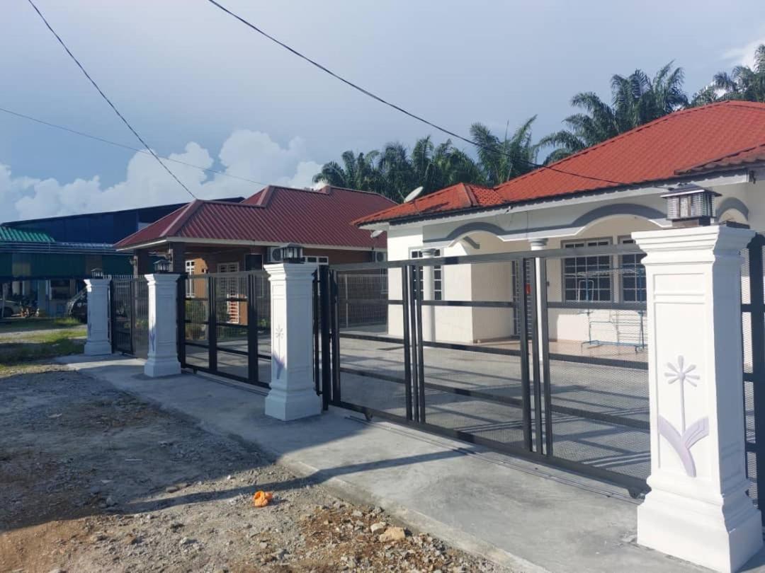 Cempaka Homestay ปาริตราจา ภายนอก รูปภาพ